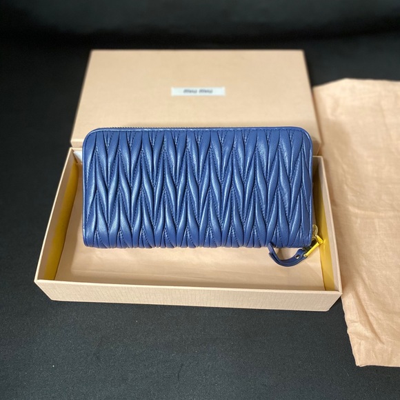 MIU MIU MATELASSE ZIPPER WALLET - Picture 9 of 16